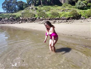 Milfs Tits suddenly Fell Out of her Swimsuit on the Beach